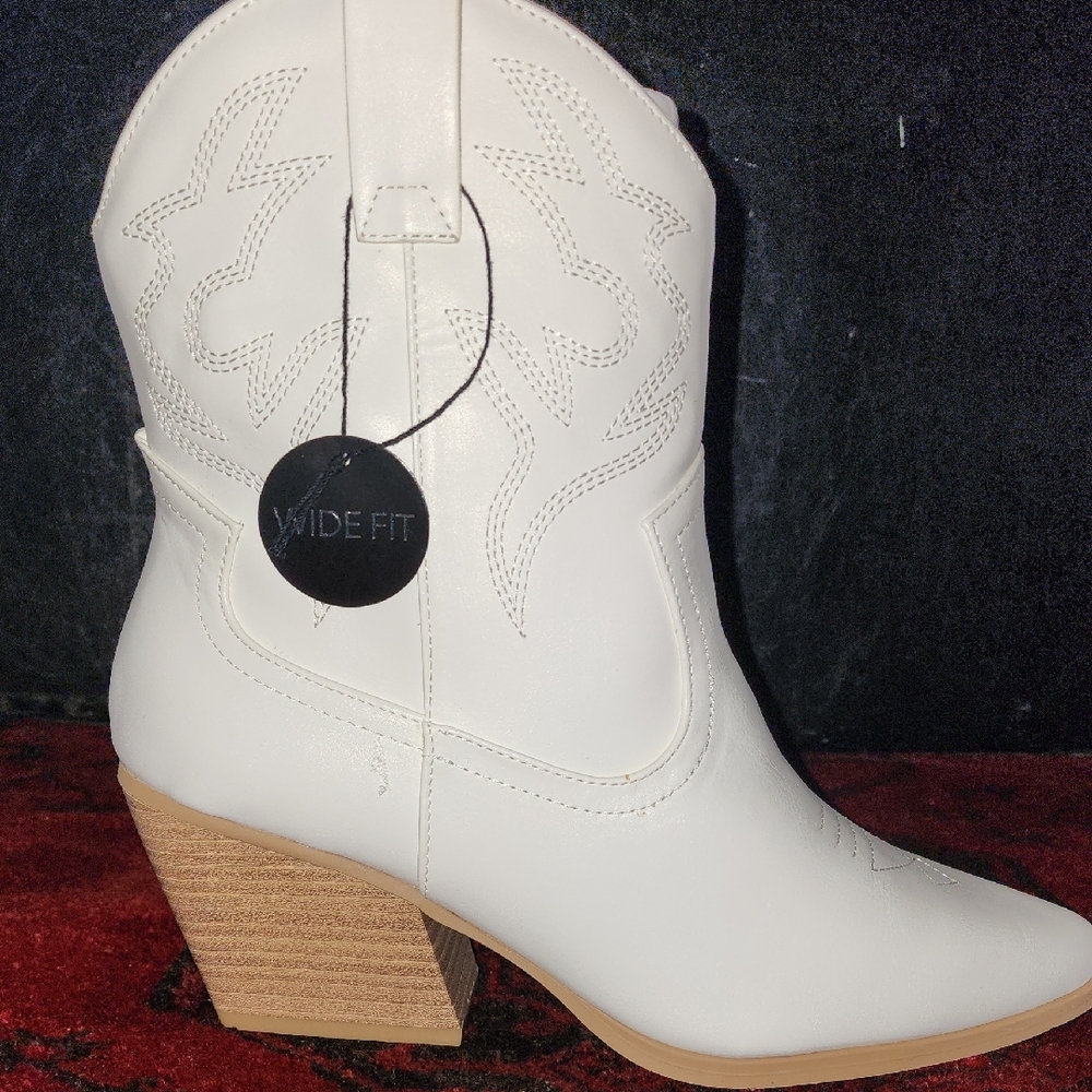 Dream Pairs White Heeled Boots